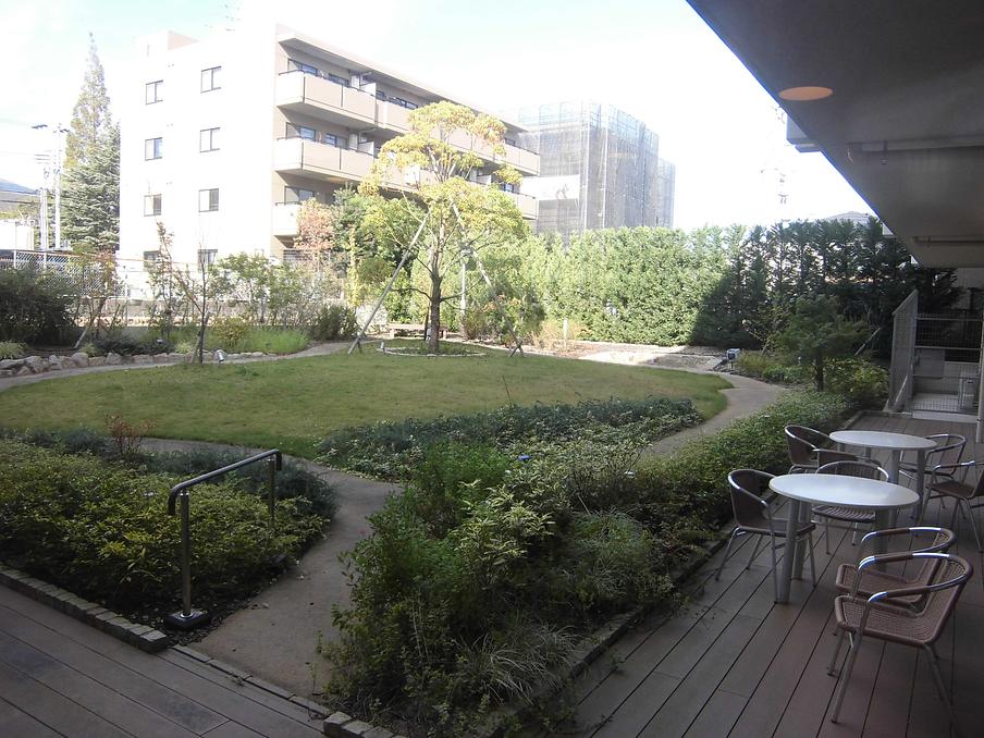 綺麗な中庭はこのホームの自慢の一つです。散歩をしながら季節の草花を楽しんで頂けます。