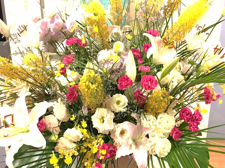 ホームには季節のお花がいつも飾られていて、華やかな雰囲気となっています。