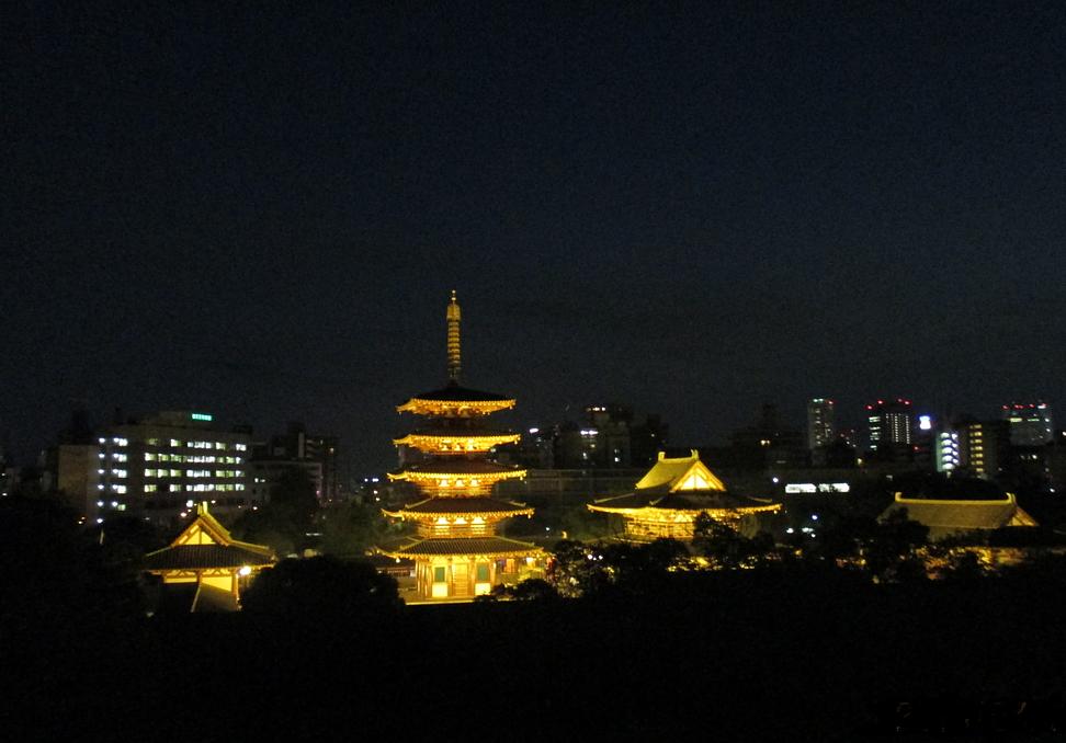 屋上庭園からはライトアップされた四天王寺を見ることができ、イベントも行われます。