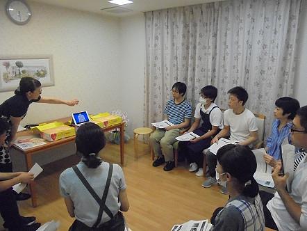 定期的にホーム内で勉強会を行います。医療のこと、介護のこと、学びの機会はたくさんあります。