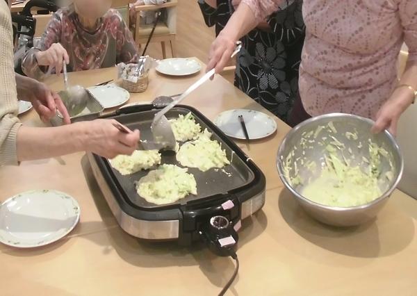 お好み焼きパーティーは一から開催！切る、焼く、食べる…それぞれの得意分野で楽しんで頂きます！