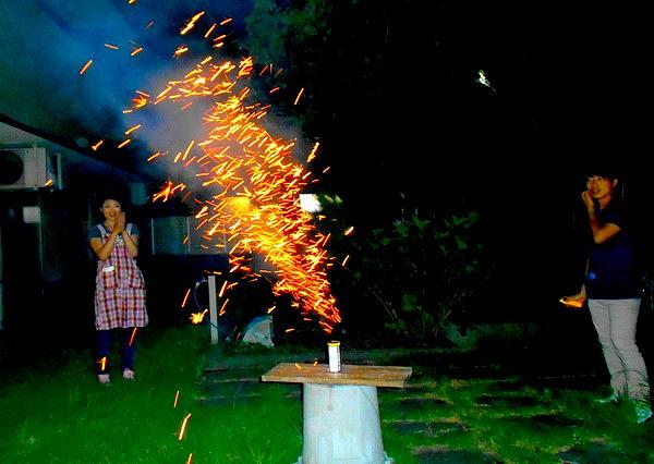 ホームの中庭にて、数年ぶりにミニ花火大会を開催しました。噴き出す花火に皆さん感激されていました。