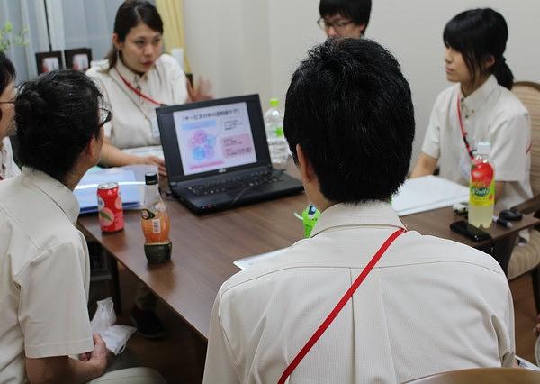 ご入居者様の笑顔の為、日々勉強です！！定期勉強会の様子です。