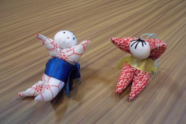 毎月１回「小物作り」の時間では、ご入居者様が先生役となり、毎回可愛い作品が出来上がります。