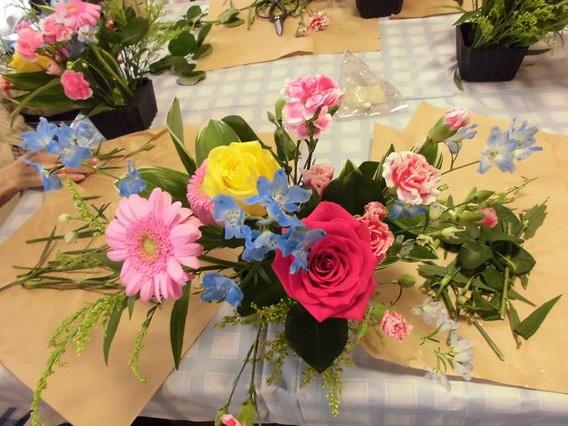 フラワーアレンジメントのアクティビティです。実際にご入居者様が活けた花です。