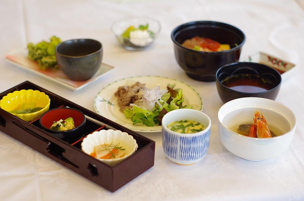 通常2ヶ月に1度、調理スタッフと連携して「移動レストラン」という企画を実施しています。
