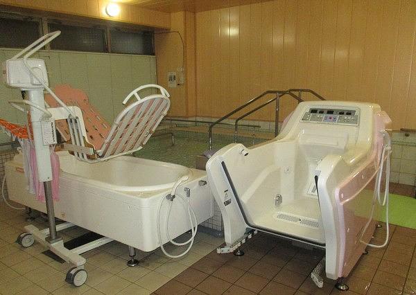 車イスや寝台をご利用のご入居者様にも快適にご入浴いただける最新の入浴機を備え、スタッフも楽々です。