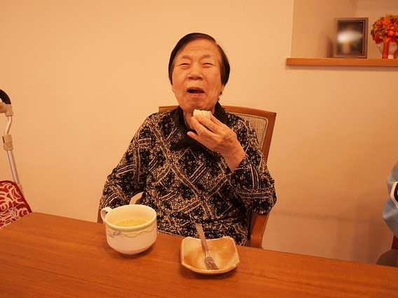 和菓子・ケーキ・出前などのお食事アクティビティが人気です。入居者様の笑顔に元気をいただきました！