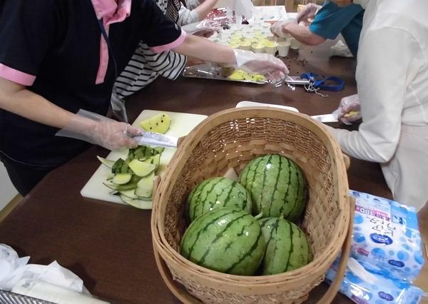 ホームの畑で穫れたすいかを、昼食時のデザートでみなさんに召し上がって頂きました。