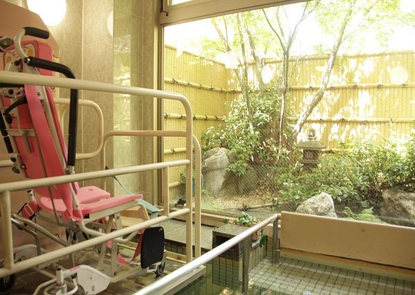 四季折々の景色を楽しみながらの入浴は大変好評です。ゆず湯など肌で感じお楽しみいただいております。
