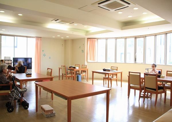ご入居者様が日々過ごすリビングには、多くの窓があり、あたたかな光が差し込みます。