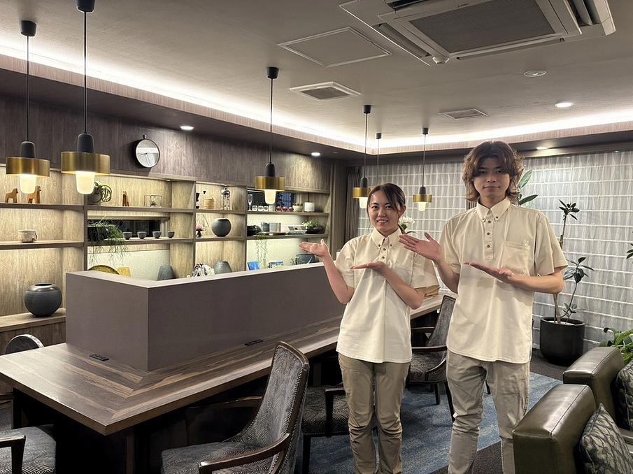 自慢のカフェコーナーです。ご入居者様が新聞や本を読みながらコーヒーを飲まれたり、ご入居者様同士で歓談を楽しまれております。