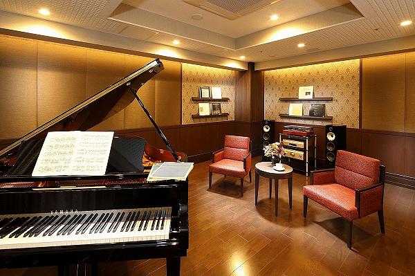 好きな音楽を聴いたり、慣れ親しんだ曲を弾いたり、施設に入っても好きなことを続けられるお手伝いをしています。