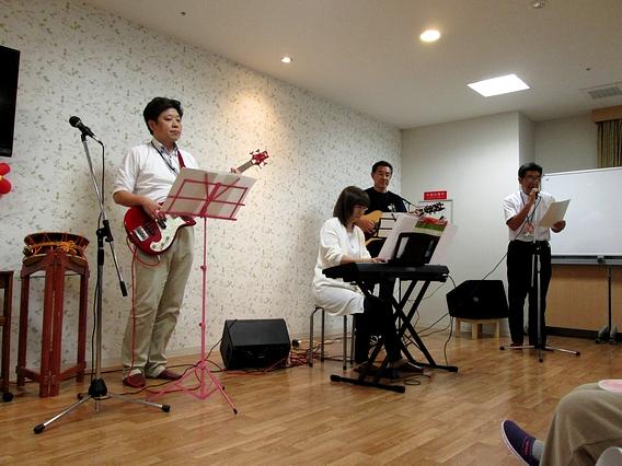 夏祭りのひとコマ。ベネッセのホーム長によるバンド演奏は毎年の恒例になっています。