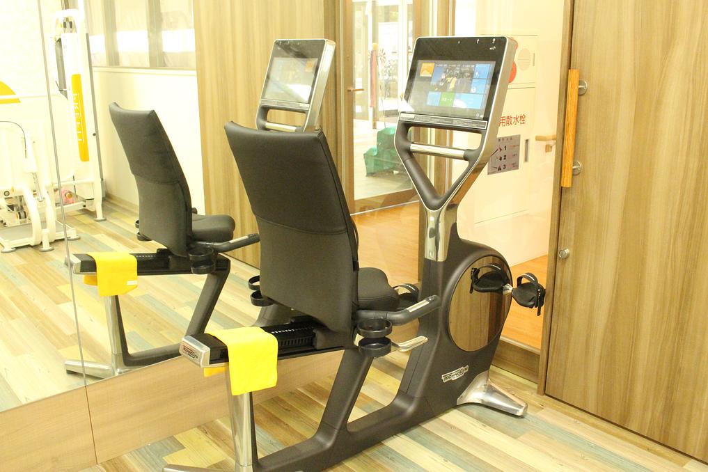 機能訓練指導員がそばにつき、最新のトレーニングマシンでの個別リハビリメニューをご提案。