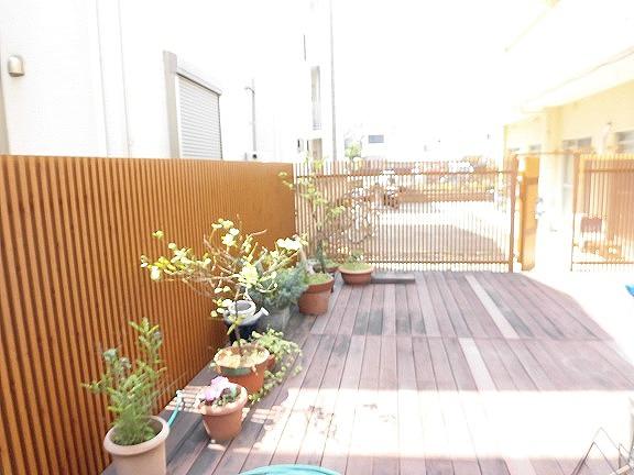 晴れた日にはウッドデッキに出て日光浴をしながら入居者様と身体 を伸ばしながらお話ししています。