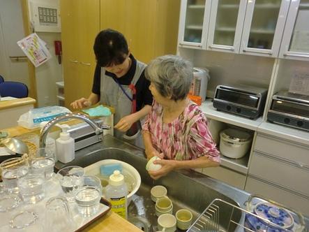 お皿洗いなどそれぞれが役割を持ち、ご入居者様同士が支え合いながらご生活されています。