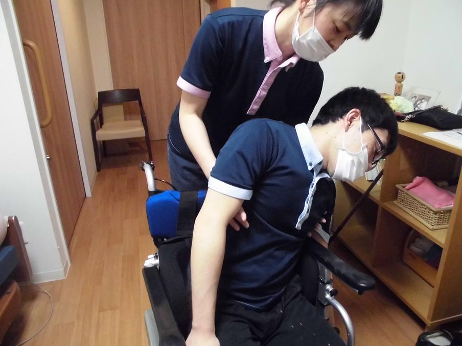 安全な介助が出来るように、ご入居者様のお身体に合わせた介護技術研修を行っています。