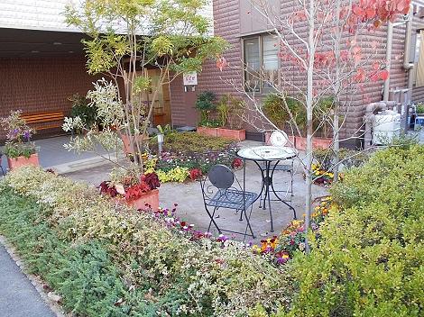 玄関先にある自慢の庭園です。こちらでのんびり過ごしたり、ご家族様とお話をされることも多いです。