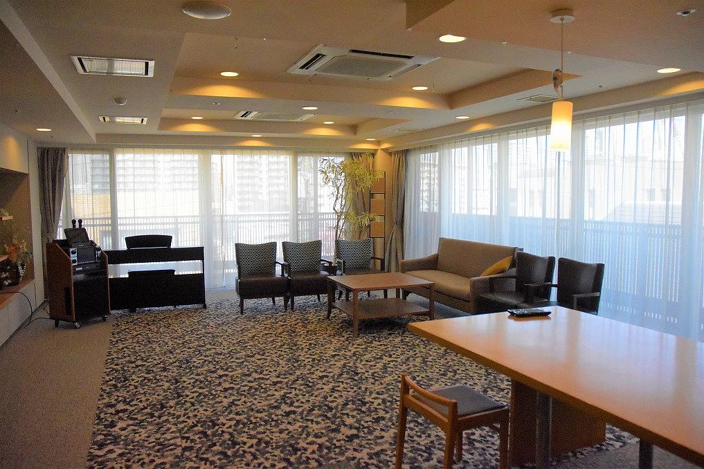 昼はお茶会、夜はバーとして、自然とご入居者様が集う場所です。