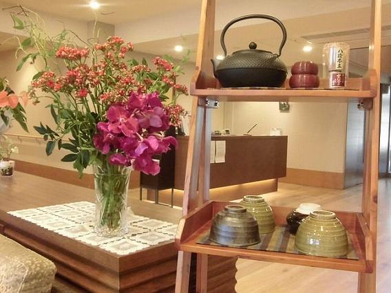 ご自由に楽しめる茶道具にご入居者様手作りのマットを敷き、ご入居者様の活けたお花が飾られているコラボ作品です。