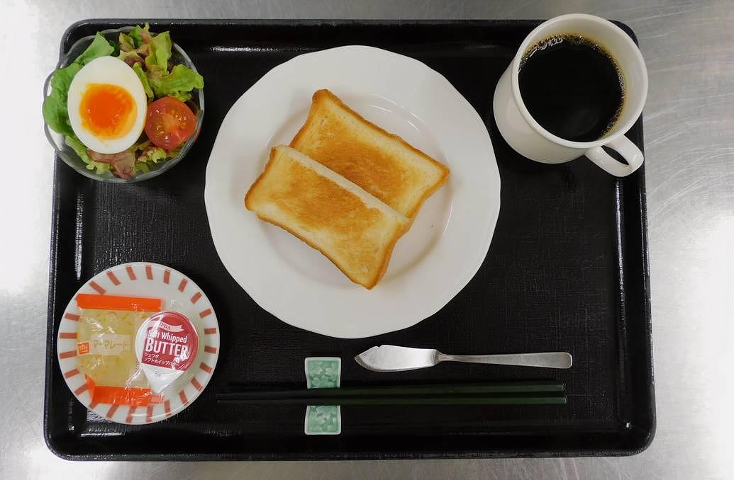 朝食の一例です。ダイニングはいつも感謝の言葉が飛び交っていて、明るく元気な雰囲気です。