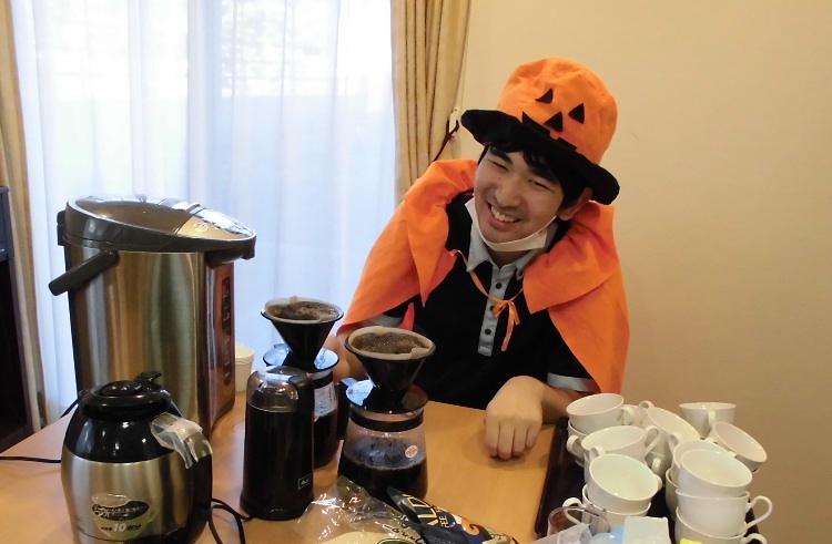 ハロウィン企画のひとコマです。ご入居者様、スタッフともに仮装をし、コーヒーを楽しんでいただきました。