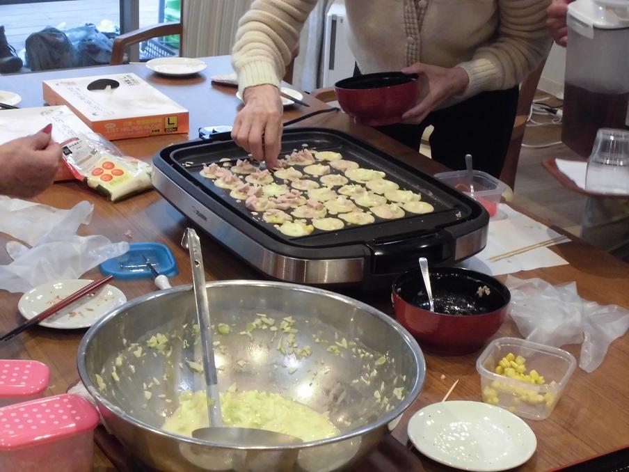 ご入居者様とスタッフで大倉山オリジナルのたこ焼きを作りました!!