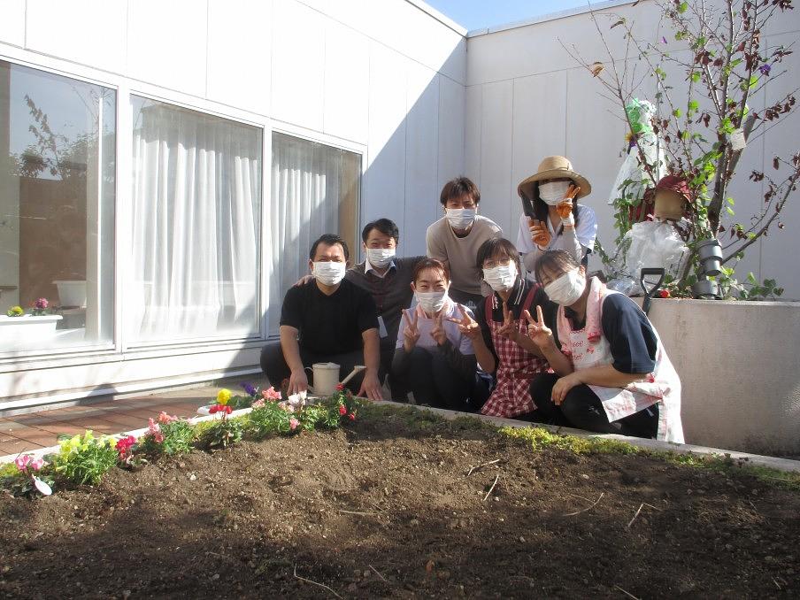 4階には自慢の屋上菜園があります。園芸部のご入居者様と一緒に季節ごとにお花や野菜を栽培しています。