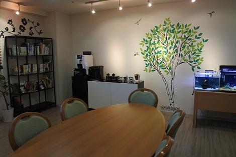 『コーヒーが１番好き』と話される方も。カフェラウンジを併設。ゆっくりと安らげる空間があります。