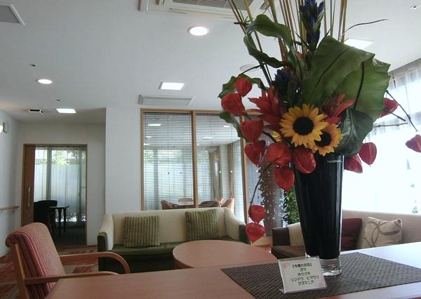 玄関を入るとすぐにお出迎えする大輪の花。毎週花が変わるのを楽しみにして下さいます。