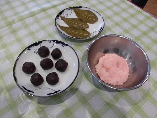 春には「桜もち作り」など、季節を感じるおやつ作りもします。昔の作り方を教わったりと会話も弾みます。