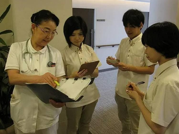 「A様の対応どうしましょう？」一人で悩まず、常に数名のスタッフが相談して介助方法を決めています。
