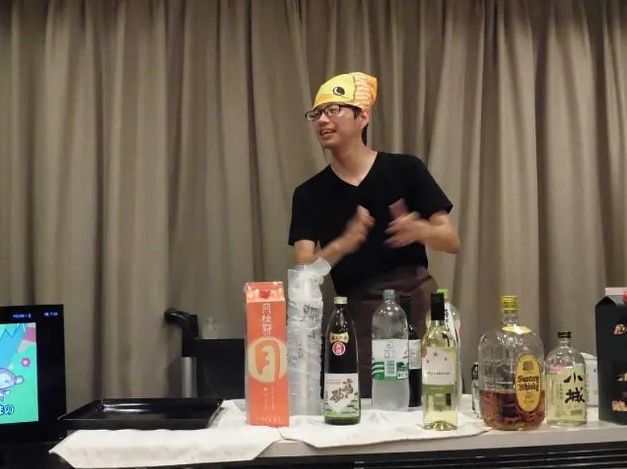 居酒屋アクティビティで店長を務めるスタッフ。ご入居者様と一緒に盛り上がります！