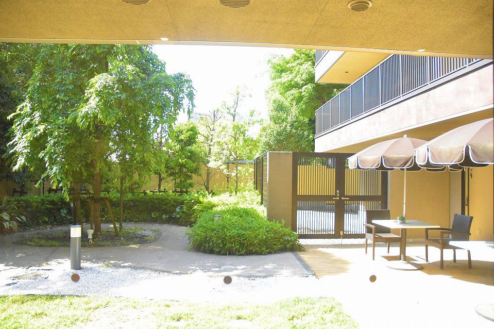 開放感ある中庭で、お茶のひとときをお楽しみいただけます。