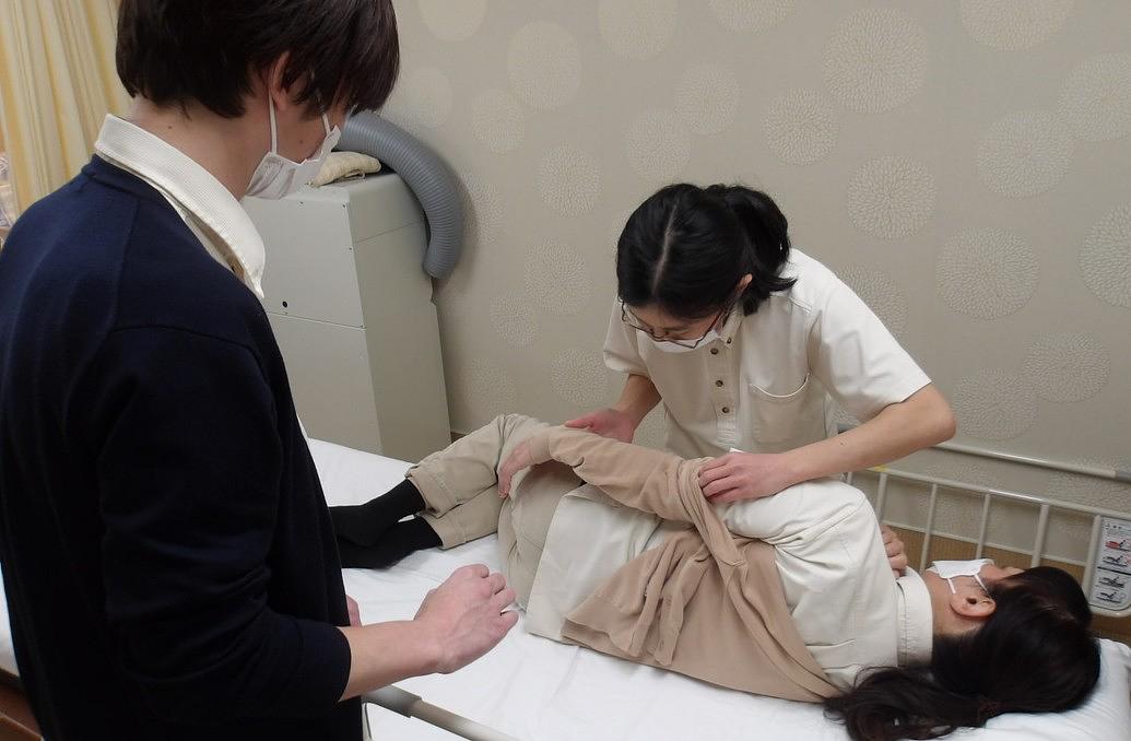 先輩スタッフが勉強会を開き、苦手な介助や難しい介助に対して優しく教えてくれます。