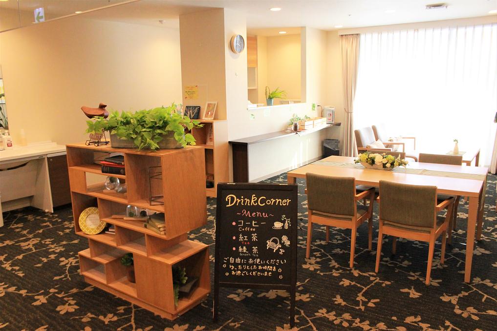 清潔感のある館内です。２階の共有部ではカフェコーナーもあり、お客様が談笑されています