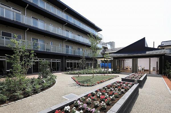 中庭の手入れをはじめ、気持ちよい日はここで体操やヨガをすることも。向こう側に見えるのがアトリエです。