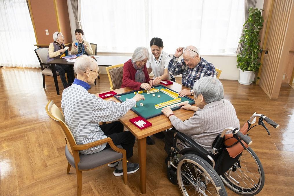 麻雀や手芸など、ご入居者様が思い思いに楽しむシーンがあります
