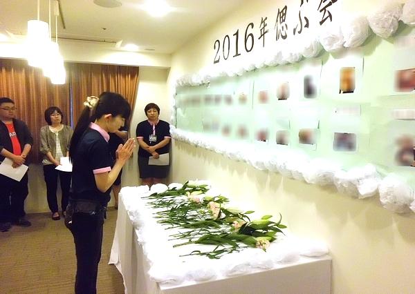 ホームでご逝去された方々を偲ぶ“セレモニー”を毎年開催。ホーム全員で献花をし、在りし日を偲びます。