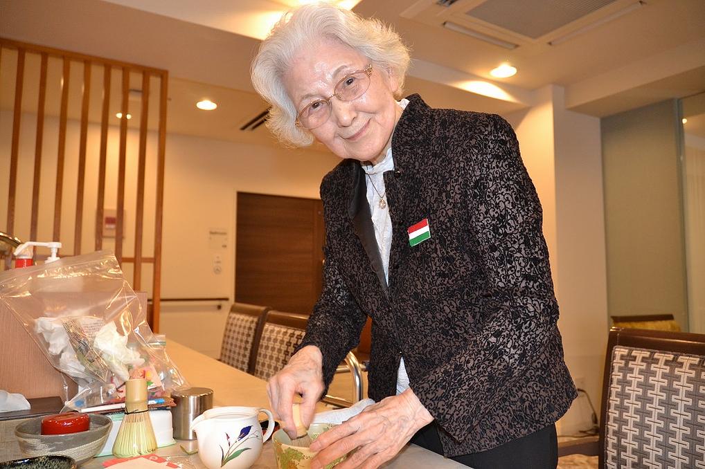 『お茶会準備』ハンガリー文化交流会で、抹茶をふるまうことになりました。ご入居者様がお気に入りの茶道具を持ち寄り、当日の予行練習をされています。茶道文化の紹介をしながらも、「美味しく、リラックスして味わってもらえたら、それでいいの」と、和やかなお茶会の演出を考えられていました。