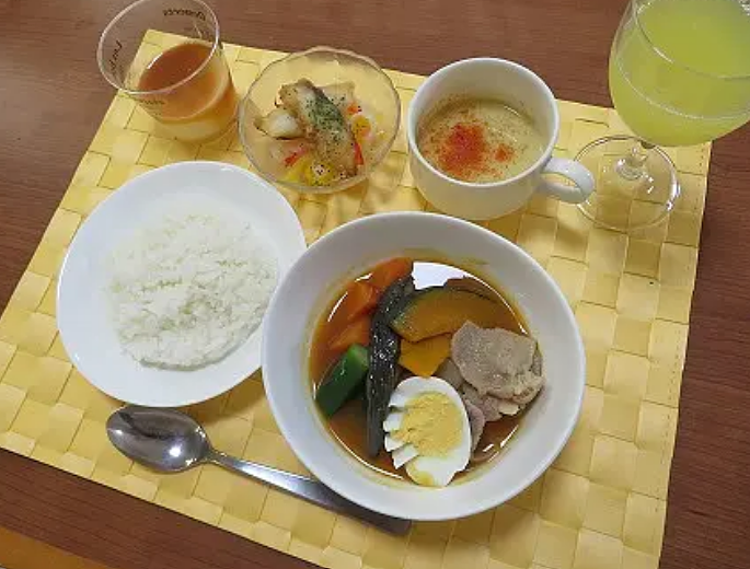コラボ企画では食事担当が献立を立案！ごろごろ野菜のスープカレーなど北海道メニューを提供いたしました。