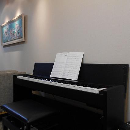 1階にピアノを設置している空間があり、ご入居者様が練習にいらっしゃいます。