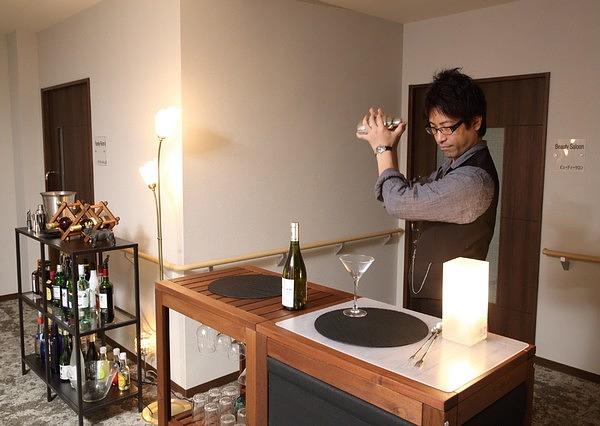 バーの雰囲気を味わっていただきたいと、職員がバーテンダーに変身して、ナイトバーを演出しています。