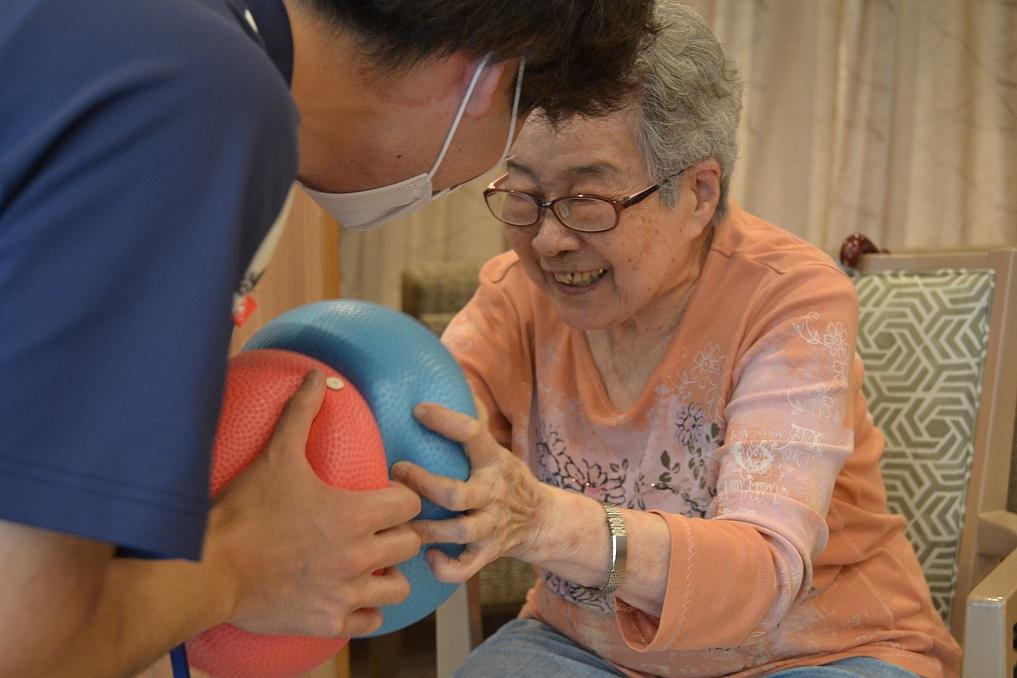 「ひ孫様と散歩をしたい」「娘様と外食を続けたい」—そんな想いを胸に、夢の実現に向けてリハビリに励まれています。