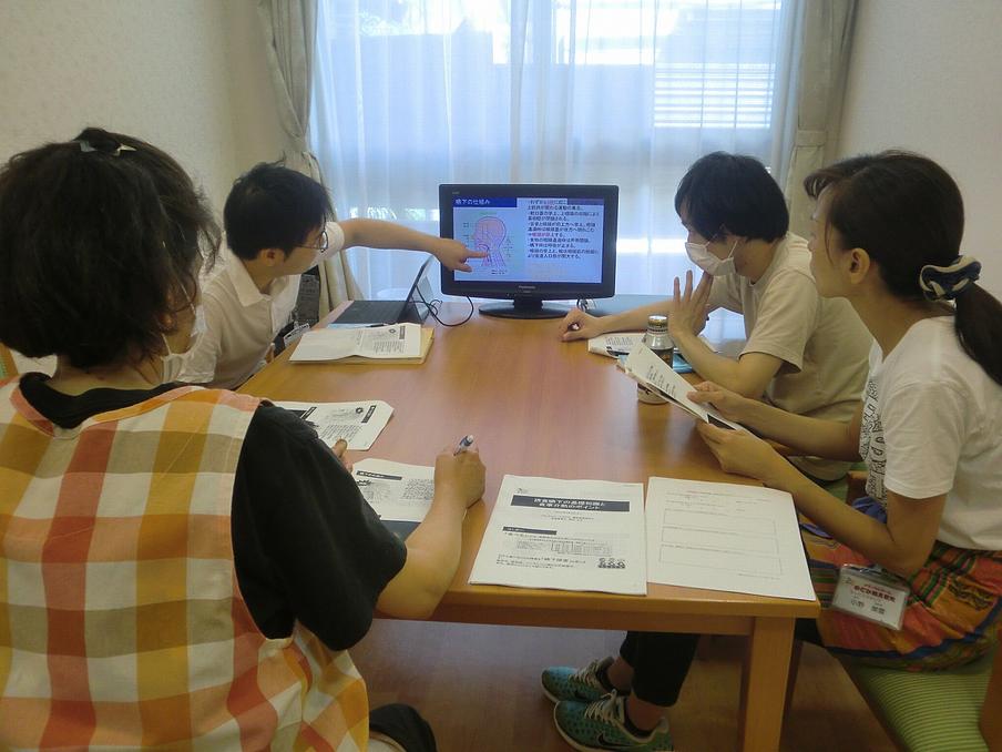 摂食嚥下についての勉強会です。ご入居者様の生活の向上や維持のためにさまざまな勉強会を開催しています。