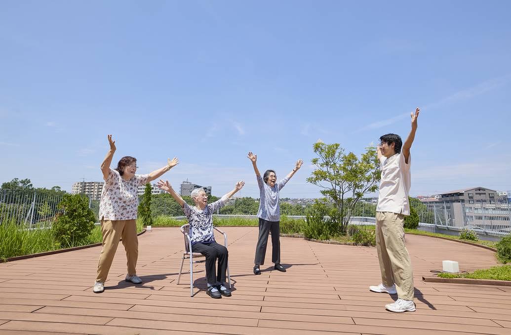 ホーム屋上での体操の様子。「たまには外で」どんなアイデアも大歓迎です！