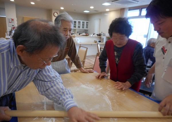 年越し蕎麦は「是非、手作りで」のご利用者様の一言で皆さんで手作り蕎麦を作りました。