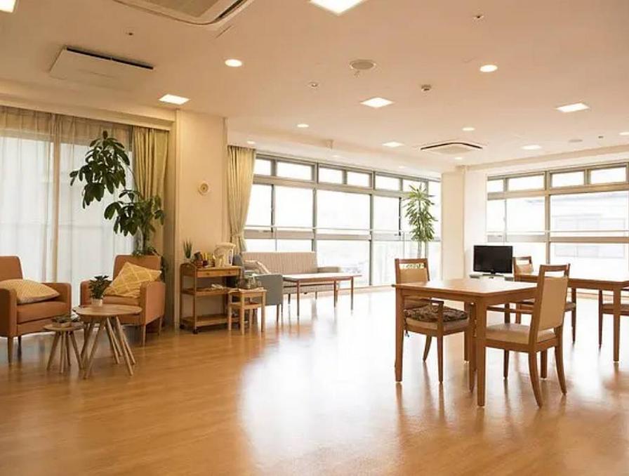 ホームは広く動きやすいです。館内も、スタッフも、ご入居者様も、とにかく明るいホームです。