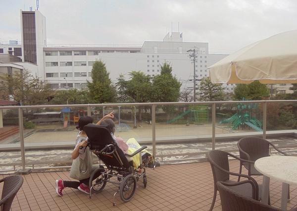 2階のテラスからは、隣接する幼稚園の園児の姿が見え、大学に通う学生の笑い声が聞こえてきます。